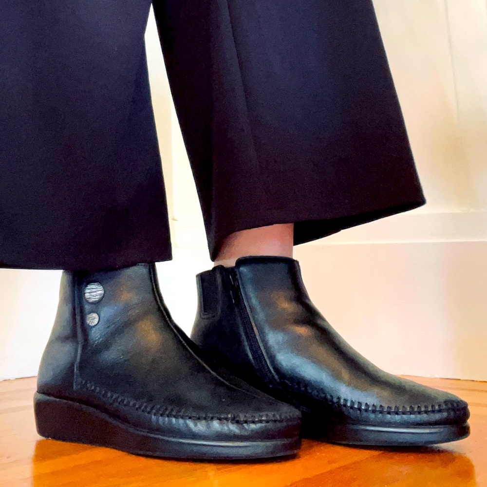 SAS black ankle boots — like new condition